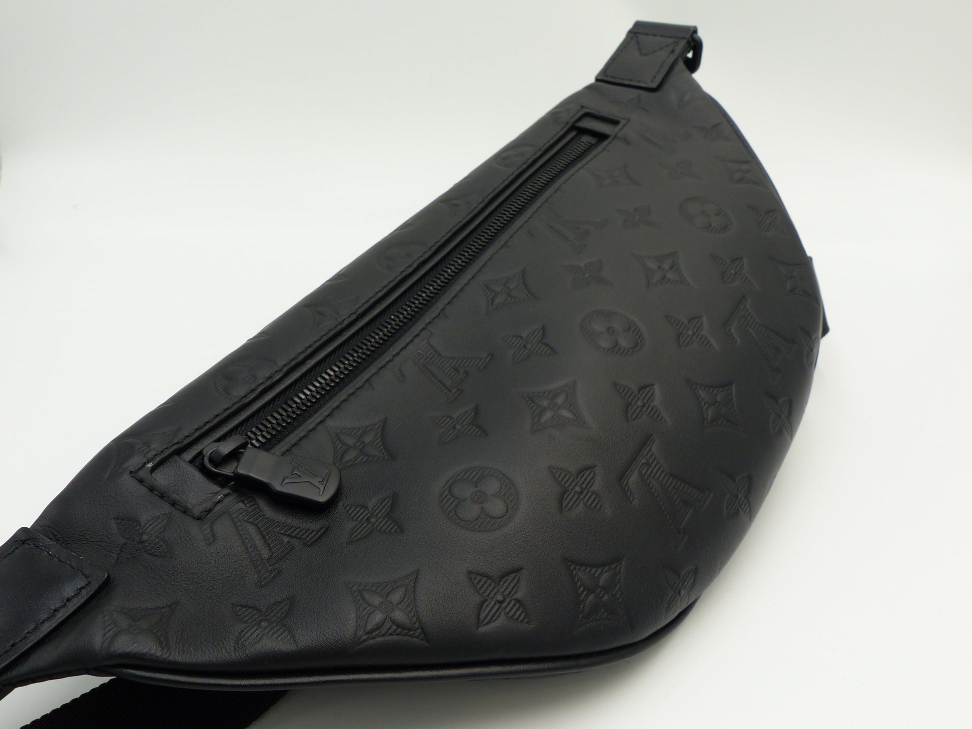 Louis Vuitton Black Monogram Shadow Calf Leather Discovery Bumbag PM –  Italy Station